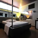 Status Motel